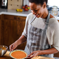 woman making a pumpkin pie